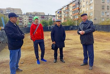 Во дворе будет корт